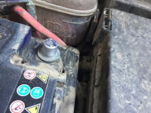 Контакт аккумуляторной батареи автомобиля после очистки